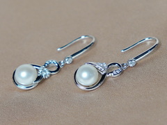 Strieborné náušnice labute so zirkónmi a perlami PE555B Strieborné náušnice labute so zirkónmi a sladkovodnými perlami PE555B.1.JPG PE555B