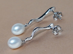 Strieborné náušnice s riečnymi perlami a zirkónmi PE2379SH Strieborné náušnice s riečnymi perlami a zirkónmi PE2379SH.2.JPG PE2379SH