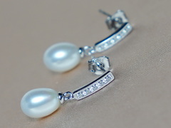 Strieborné náušnice so zirkónmi a perlou napichovacie PE777B.1.JPG PE777B
