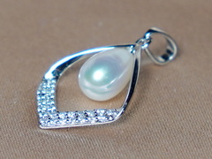 Strieborný prívesok s pravou perlou a zirkónmi PP333B Strieborný prívesok s pravou perlou a zirkónmi PP333B.1.JPG PP333B