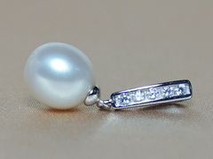 Strieborný prívesok s pravou perlou a zirkónmi PP777B Strieborný prívesok so sladkovodnou perlou a zirkónmi PP777B.1.JPG PP777B