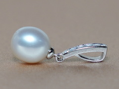 Strieborný prívesok s pravou perlou a zirkónmi PP777B Strieborný prívesok so sladkovodnou perlou a zirkónmi PP777B.2.JPG PP777B