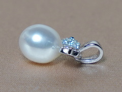 Strieborný prívesok so zirkónmi a sladkovodnou perlou PP2312SH Strieborný prívesok so zirkónmi a sladkovodnou perlou PP2312SH.1.JPG PP2312SH