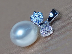 Strieborný prívesok so zirkónmi a sladkovodnou perlou PP2312SH Strieborný prívesok so zirkónmi a sladkovodnou perlou PP2312SH.2.JPG PP2312SH