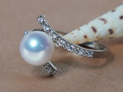 Strieborný prsteň so sladkovodnou perlou a zirkónmi BC029SR-W Strieborný prsteň so sladkovodnou perlou a zirkónmi BC029SR-W.1.JPG BC029SR-W