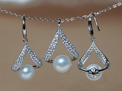 Set šperkov zo striebra so zirkónmi a bielymi perlami PS444B Strieborný set šperkov s pravými perlami a zirkónmi PS444B.2.JPG PS444B