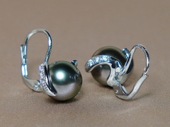 Zlaté náušnice 14K s tahitskými perlami a diamantmi BC05WE-T Zlaté náušnice 14K s briliantmi a tahitskými perlami AAA BC05WE-T.1.JPG BC05WE-T