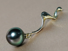 Zlatý prívesok 14K s tahitskou perlou TDyP300ZM Zlatý prívesok 14K s tahitskou perlou TDyP300ZM.JPG TDyP300ZM