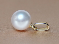 Zlatý prívesok 14K s bielou juhomorskou perlou SSwP001B Zlatý prívesok s bielou juhomorskou perlou SSwP001B.1.JPG SSwP001B