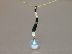 Set zlatých šperkov s akoya perlami a briliantmi BC04YS-A Zlatý prívesok s japonskou akoya perlou BC04YP-A.JPG BC04YS-A