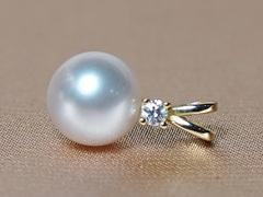 Zlatý prívesok 14K s akoya perlou a briliantom BC025YP-A Zlatý prívesok s perlou BC025YP-A-3.JPG BC025YP-A