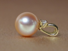 Prívesok s perlou BC025YFP-P privesok-s-perlou-a zirkonom bc025yfp-p.JPG BC025YFP-P