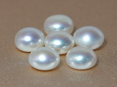 Sladkovodné perly pologuľaté polovŕtané BLPBAA+Z sladkovodné perly pologuľaté biele AA+.JPG BLPBAA+Z
