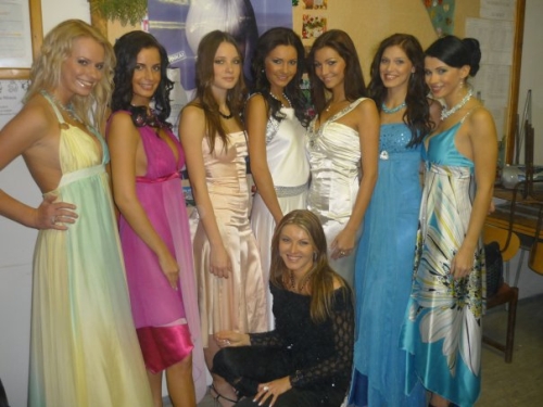 zľava: Zuzana Hazuchová, Lenka Hindická (2. vicemiss Miss Universe SR 2008), Peťka Šebová, Natália Dubajová (Cat girl 2008), Katarína Vendelková (finalistka Miss Universe SR 2007), Lea Šindlerová (1. vicemiss Miss Universe SR 2009), Mária Trošková (finalistka Miss Universe SR 2007), dole: Valery Dubay (módna návrharka a autorka všetkých šiat na modelkách)